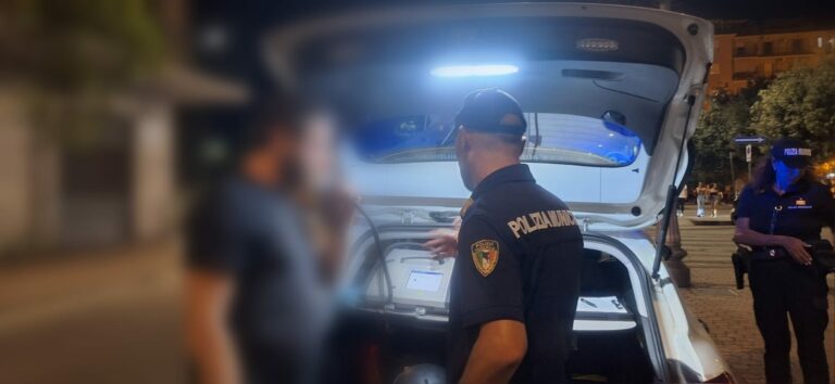 FOTO – Salerno, controlli della Polizia Municipale in piazza Gloriosi