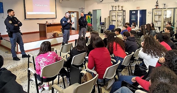 Pericolo fuochi d’artificio, la Polizia di Stato nelle scuole per sensibilizzare gli studenti